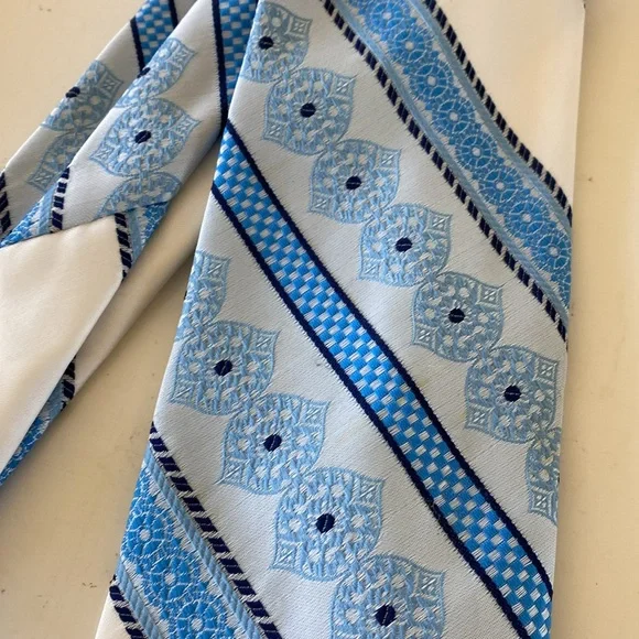 Vintage Sir Winston Blue and White Old School Necktie - Picture 2 of 7